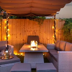 Apartment Exquisite Apartments- With Garden Lounge & games room, Cardiff